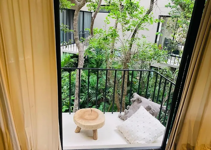1 Bed Private Balcony Great Location