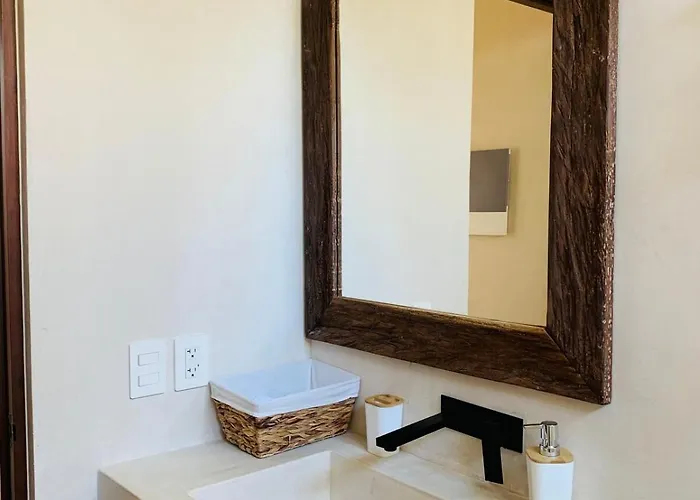 1 Bed Private Balcony Great Location