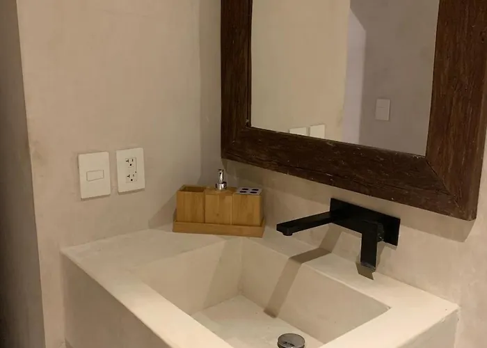 1 Bed Private Balcony Great Location